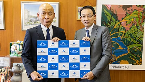 神戸市立青陽東養護学校へプロジェクターと西郷川河口公園の時計台を寄贈いたしました。