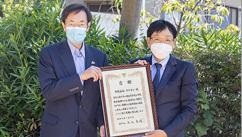 神戸市灘区の青谷川公園へ遊具と、神戸市立青陽灘高等支援学校へ図書を寄贈を行いました。