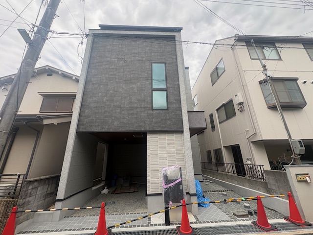 尼崎市南塚口町8丁目　木造3階建